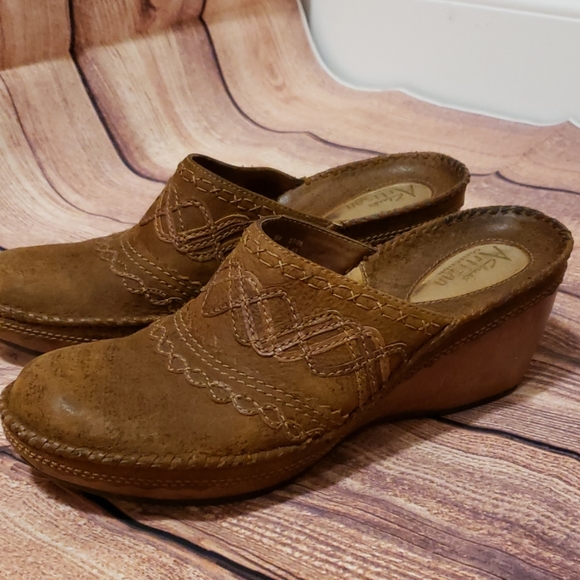 Clarks Artisan Clogs - Picture 3 of 8